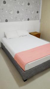 a bedroom with a bed with a pink blanket at apartahotel Cartagena in Cartagena de Indias