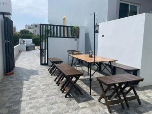 a group of picnic tables and benches on a patio at 木子寓所 Moozhouse in Magong