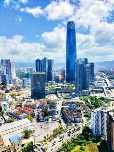 een luchtzicht op een stad met hoge gebouwen bij Sunset service suite At Times square in Kuala Lumpur