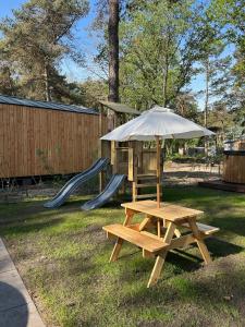 Een tuin van Bos chalet Hellendoorn met Hottub