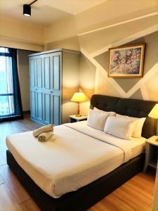 een slaapkamer met een groot wit bed in een kamer bij Sunset service suite At Times square in Kuala Lumpur