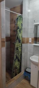 W łazience znajduje się prysznic ze szklanymi drzwiami. w obiekcie Noclegi GALESZ w Świdnicy