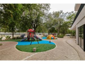 un parque infantil con tobogán en Bellohorizonte Apartamento SMR, en Santa Marta