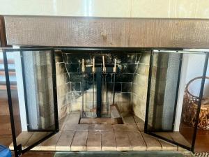 a room with a fireplace with three candles in it at Casa Piscina Centro Serra Negra 500m Fontana Trevi in Serra Negra