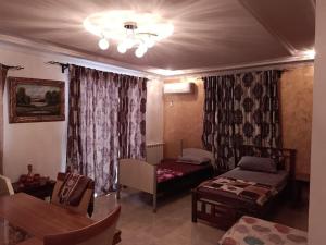 ein Wohnzimmer mit einem Bett und einem Sofa in der Unterkunft Magnifique villa avec piscine 