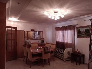 ein Wohnzimmer mit einem Tisch und einem Esszimmer in der Unterkunft Magnifique villa avec piscine 