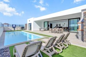 ラハレスにあるMariposas Lajares 5のプール付きの家の画像