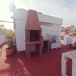 a brick oven on top of a roof at Céntrico, con terraza y barbacoa - by Aloha Palma in Águilas