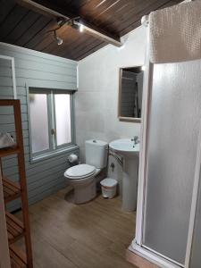 een badkamer met een toilet en een wastafel bij Kontiki Bungalows El Palmar in El Palmar