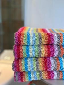 un mucchio di asciugamani colorati seduti su un tavolo di PAULIS Vakantiehuis a Bullange/Büllingen