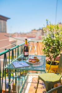 una mesa con dos copas y una botella de vino en Achilles Apartment en Giardini Naxos