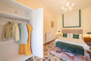 1 dormitorio con 1 cama y vestidor en Achilles Apartment en Giardini Naxos