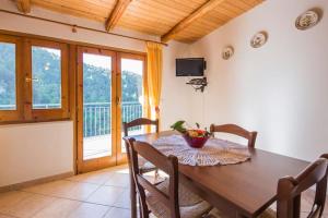 a dining room with a wooden table with chairs at Case Vacanze Dalisa Castagno Con Parcheggio in Tramonti