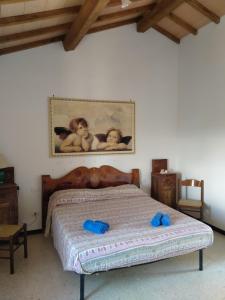 Un dormitorio con una cama con almohadas azules. en La Casa di Augusto, en Bomarzo