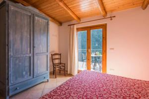 a bedroom with a large bed and a large window at Case Vacanze Dalisa Castagno Con Parcheggio in Tramonti