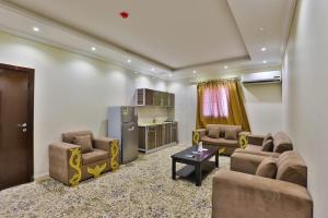 sala de estar con 2 sofás y cocina en فندق نجمة سماء ينبع البحر, en Yanbu