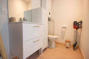 アングレームにあるL'Eco Studio - Vue Panoramiqueのトイレと洗面台を備えた白いバスルーム +12枚の写真