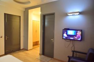 TV a/nebo společenská místnost v ubytování Hotel Wedlock Premium Huda City