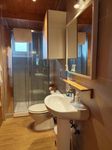 y baño con aseo, lavabo y ducha. en Kontiki Bungalows El Palmar, en El Palmar