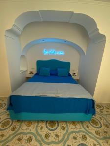 ein Schlafzimmer mit einem blauen Bett in einem Zimmer in der Unterkunft La Piccola Suite in Anacapri