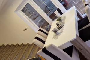 BusovačaにあるPrirodna Oaza Vila blizu Vlasica i Sarajevaの背もたれに装飾が施された椅子 +11枚の写真