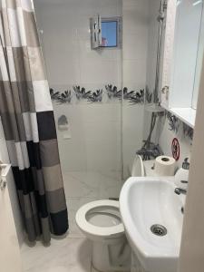 Koupelna v ubytování Vasilev Apartment, Nea Kallikratia