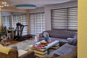 BusovačaにあるPrirodna Oaza Vila blizu Vlasica i Sarajevaのソファとテーブルのあるリビングルーム