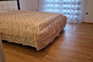 BusovačaにあるPrirodna Oaza Vila blizu Vlasica i Sarajevaのベッド1台(ウッドフロア)