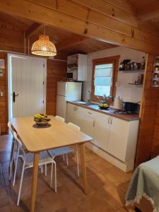 una cocina con mesa y sillas en una cabaña en Kontiki Bungalows El Palmar, en El Palmar