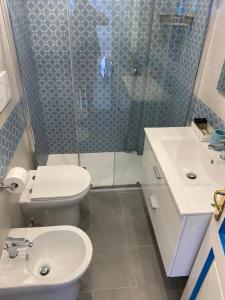 ein Bad mit einer Dusche, einem WC und einem Waschbecken in der Unterkunft La Piccola Suite in Anacapri