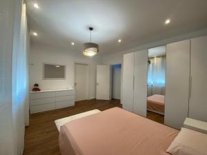 una camera da letto con un letto e una televisione di Lellolocations - Casa Osina a San Costanzo