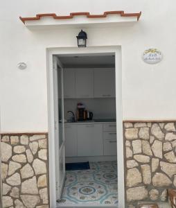 eine offene Tür zu einer Küche in einem Haus in der Unterkunft La Piccola Suite in Anacapri