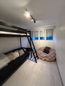 a bedroom with two bunk beds and a bed at Appartement Ping-Pong proche gare Gagny in Gagny