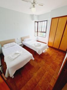 サグントにあるPiso Playa Almardaのベッドが2つと窓のある部屋 +15枚の写真