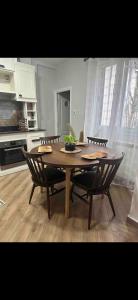 - une cuisine avec une table et des chaises en bois dans l'établissement Villa Bass, à Bab el Oued