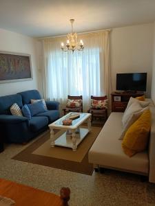 sala de estar con sofá y mesa de centro en Casa Pancha, en Ribadeo