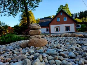 une pile de rochers devant une maison dans l'établissement Pohodička pod Verpánem, à Batňovice