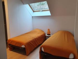 two twin beds in a room with a window at Maison campagne spacieuse in Degré +49 photos