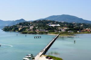 most nad wodą z łodziami w obiekcie Ionian Luxury Apartments w mieście Perama