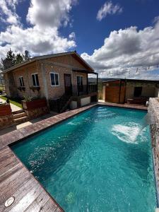 una piscina frente a una casa en Cabaña Campestre Privada Tinita´s Chalet en Taulabé