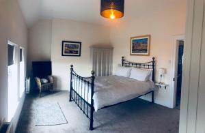 En eller flere senge i et værelse på Oscar's by the Sea