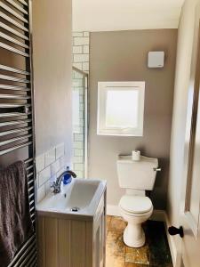 Et badeværelse på Oscar's by the Sea + 25 billeder