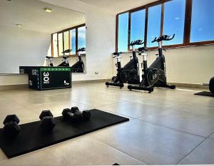 a gym with several treadmills and exercise bikes at Maravilloso dpto 2 dormitorios in Los Ángeles