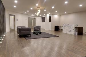 a living room with two chairs and a table at Van Gogh Apartment, Bedford - Fast Wifi, Gym & FREE Parking in Bedford
