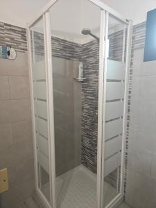 y baño con ducha y puerta de cristal. en Casa Los Lajares, en Tinajo