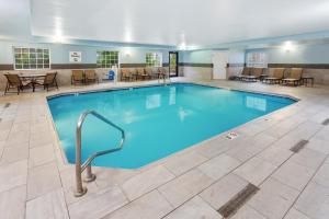 een groot zwembad met blauw water in een hotelkamer bij Holiday Inn Express & Suites Carmel North – Westfield, an IHG Hotel in Carmel