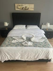 łóżko z dwoma ręcznikami w obiekcie BY KARAM OTELCİLİK w Stambule