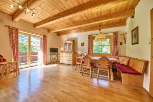 TV a/nebo společenská místnost v ubytování Chalet Apartments Ferius inklusive Jokercard im Sommer