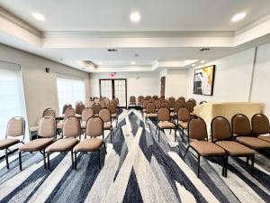 d'une salle de conférence avec des chaises et une table. dans l'établissement Comfort Suites East Brunswick - South River, à East Brunswick