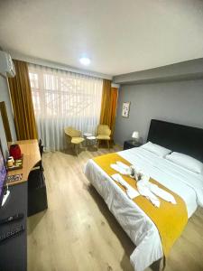 um quarto de hotel com uma cama com toalhas em BY KARAM OTELCİLİK em Istambul
